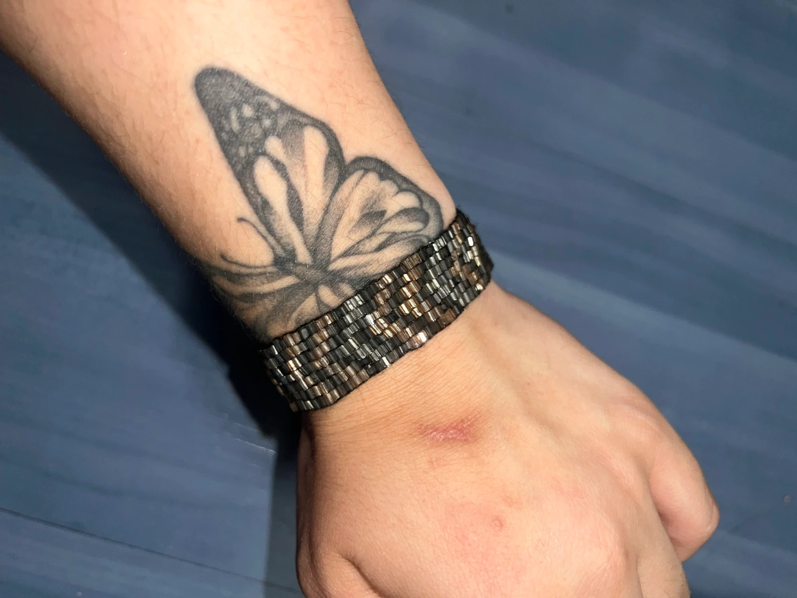Bracelet effet tissé avec perles gris/marron